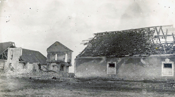 Pirmā pasaules kara laikā nopostīta zemnieku saimniecība.
Foto no Latvijas Kara muzeja krājuma