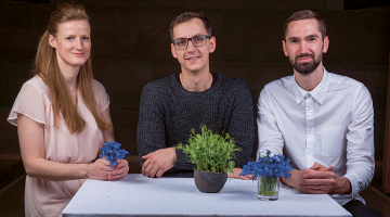 No kreisās: Liene Zīlīte, Nauris Zeltiņš un Vilis Brūveris.
Foto — TUESI.LV