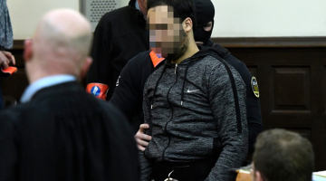 Salahs Abdeslams (ar aizklātu seju) tiek eskortēts uz Beļģijas tiesu. Foto: AFP/LETA