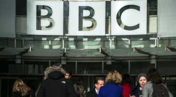 Britu raidsabiedrības BBC centrālā biroja ieeja Londonā. Foto: EPA/LETA