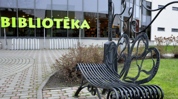 Vides objekts "Izlīgšanas soliņš" pie Līvānu bibliotēkas. Foto: Ivars Soikāns, LETA