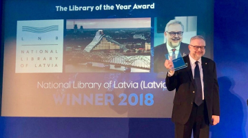 Latvijas Nacionālās bibliotēkas vadītājs Andris Vilks ar starptautisko izcilības balvu. 