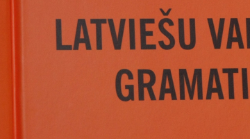 Latvijas Universitātes Latviešu valodas institūta izdevums "Latviešu valodas gramatika" (2014). Foto: Edijs Pālens, LETA