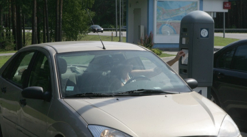 Sieviete iegādājas autotransporta caurlaidi iebraukšanai Jūrmalā. Foto: Ieva Čīka, LETA