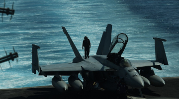 FA-18 kaujas lidmašīnas sagatavo lidojumam. Foto: AFP/LETA