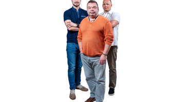 Art Fairs Service dibinātājs Bruno Mellis (priekšplānā), pa kreisi — tehniskais direktors Aivars Gailums, pa labi — izpilddirektors Mārcis Laidiņš.
Foto — Alise Šulca, Picture Agency