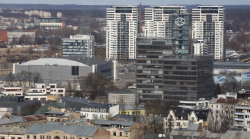 Skats uz namu jumtiem un "Rietumu bankas" biroju kompleksa "Rietumu Capital Centre" ēku Vesetas ielā. Foto: Evija Trifanova, LETA