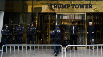 Pie "Trump Tower" ieejas Ņujorkā policisti kratīšanas laikā. Foto: EPA/LETA