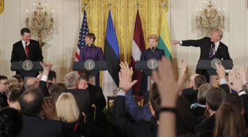ASV prezidents Donalds TRamps (no labās) preses konferencē kopā ar Baltijas valstu prezidentiem Daļu Grībauskaiti, Kersti Kaljulaidi un Raimondu Vējoni. Foto: Reuters/LETA