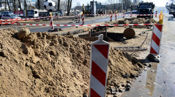 Notiek ūdensvada avārijas likvidācijas darbi Augusta Deglava ielā. Foto: Artūrs Ķipsts, LETA