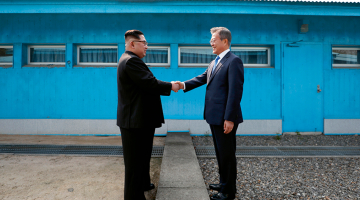 Ziemeļkorejas līderis Kims Čenuns (pa kreisi) un Dienvidkorejas prezidents Muns Džēins sarokojas tikšanās laikā 27. aprīlī demilitarizētajā zonā uz abu valstu robežas.
Foto — AFP/LETA