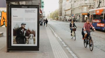 Izstādes "Dzimšanas diena" foto pilsētvidē. Publicitātes foto