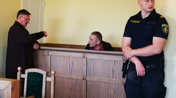Apsūdzētais AS "Latvijas Dzelzceļš" ceļu meistars Aleksandrs Krasnopjorovs (centrā) pirms tiesas sēdes Jelgavas tiesā. Foto: Gaļina Kudrjavceva, LETA
