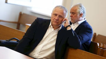 Apsūdzētie - bijušais AS "Latvenergo" prezidenta vietnieks Aigars Meļko (no kreisās) un bijušais AS "Latvenergo" prezidents Kārlis Miķelsons pirms tiesas sēdes. Foto: Ieva Leiniša, LETA