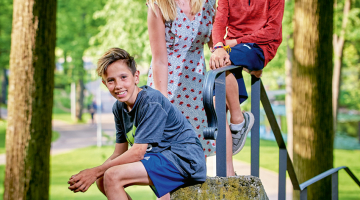 Vita Dreijere ar dvīņiem Nikitu un Denisu Gulbjiem.
Foto — Edmunds Brencis, Picture Agency