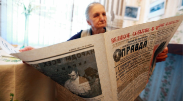 Cilvēks lasa Krievijas avīzi "Pravda". Foto: ITAR-TASS/LETA