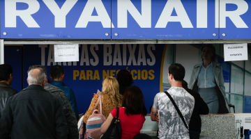 Pasažieri lidostā gaida iekāpšanu "Ryanair" lidmašīnā. Foto: EPA/LETA
