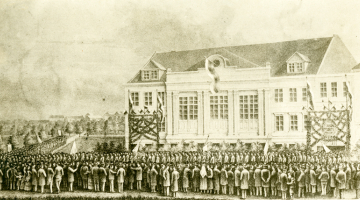 Pirmo vispārējo latviešu dziedāšanas svētku dalībnieki 1873. gadā pulcējas pie Rīgas latviešu biedrības nama gājienam uz svētku vietu Ķeizardārzā. 
Pēc Aleksandra Vēbera atmiņām: «Tā bija nepārre­dzama gara rinda, kas kā kāda raiba čūska vijās pa pilsētas ielām. No lēnas vēsmiņas vēdi­nāti, dziedātāju biedrību karogi jautri un lepni plivinājās pār dziedātāju galvām...» Gājiena priekšgalā jāja žandarmi, kam sekoja kara orķestra vienība.
Pirmajos vispārējos svētkos kopējais dziedājātu skaits bija 1003. Šogad svētkos piedalīsies vairāk nekā 40 tūkstoši.
Foto — Latvijas Nacionālā bibliotēka