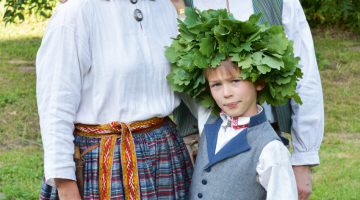 Tradicionālā Zalānu saulgriežu ģimenes bildēšanās — Daina, Juris un Miķelis.
Foto no Zalānu ģimenes arhīva