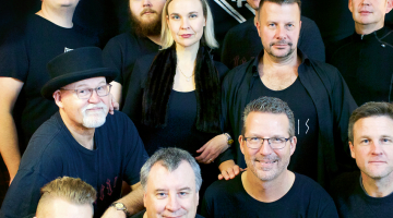 Daļa no kora dalībniekiem.
Priekšā Lūkas Elberts un Valdis Vagars, otrajā rindā Kalvis Jaunalksnis, Kārlis Eimanis un Pauls Kasparsons, vidū diriģente Sandra Birze un diriģents Edgars Vegners, aizmugurē Dāvids Vējiņš, Tomas Kalejs, Andis Graudiņš un Edmunds Ronis.
Foto — Roberts Birze