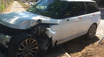 Mārtiņa Bunkus sašautais auto Aizsaules ielā.
Foto — Indra Sprance