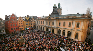 Zviedrijas Akadēmijas locekļi tiek ievēlēti uz mūžu, bez tiesībām atkāpties no šī amata. Taču, kad šopavasar apkaunoto Akadēmiju nolēma pamest divas vienīgās sievietes, pie Akadēmijas ēkas notika mītiņš viņu atbalstam.
Foto — Reuters/LETA