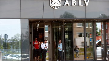 Cilvēki pamet ABLV banku. Foto: Reuters/LETA
