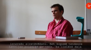 Ansis Ataols Bērziņš sarunā ar "Ir" žurnālisti Indru Spranci.
