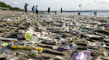 No okeāna izskalotie plastmasas atkritumi Kutas pludmalē, Bali, Indonēzijā. Foto: EPA/LETA