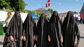 Burkās ģērbušies aktīvisti protestē pret aizliegumu sabiedriskās vietās valkāt tradicionālu musulmaņu apģērbu, kas sedz seju. Aizliegums Dānijā stāsies spēkā 1. augustā.
Foto — The New York Times