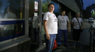 Saeimas deputāts Artuss Kaimiņš tiek atbrīvots no īslaicīgās aizturēšanas izolatora, piemērojot tam aizdomās turētā statusu. Foto: Evija Trifanova, LETA