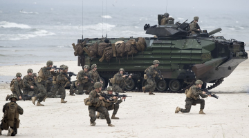 ASV Jūras spēku karavīri kopā ar amfībiju izcēlušies Baltijas jūras piekrastē Klaipēdas tuvumā NATO mācībās šogad.  Foto: AP/LETA