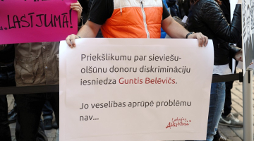 Pikets pie Saeimas jūnija sākumā pret grozījumiem Reproduktīvās veselības likumā, kas paredz ierobežot sieviešu iespējas ziedot olšūnas. Foto: Edijs Pālens, LETA