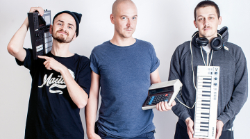No kreisās: audio inženieris Ansis Kolmanis, studijas vadītājs Kristaps Puķītis un audio inženieris Niklāvs Sekačs.
Foto — Ieva Salmane