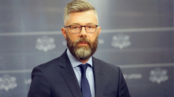 Valsts ieņēmumu dienesta (VID) ģenerāldirektora amata kandidāts, bijušais Latvijas Televīzijas valdes loceklis Māris Skujiņš preses konferences laikā Ministru kabinetā. Foto: Paula Čurkste, LETA