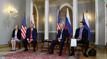 Donalds Tramps un Vladimirs Putins pozē fotogrāfiem pirms divpusējām sarunām Helsinkos. Pa kreisi no Trampa: amerikāņu tulce Marina Grosa.
Foto — AFP/LETA
