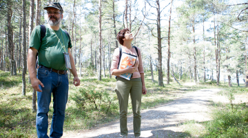 Piekrastes biotopu eksperti Didzis Tjarve un Brigita Laime priecājas par mežu, kurā aug dažādu vecumu priedes. Tāda vide nodrošina lielu bioloģisko daudzveidību.
Foto — Ieva Salmane