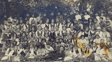 Valmieras komercskolas audzēkņi Līgo svētkos.
Foto no Latvijas Kara muzeja krājuma