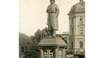Piemineklis vācu karavīriem Rīgā. Atklāts 1918. gada 3. septembrī. Foto no Latvijas Kara muzeja krājuma