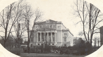Vācu teātris. Kreisajā pusē redzama Rīgas elektrostacijas ēka. Foto no Latvijas Kara muzeja krājuma
