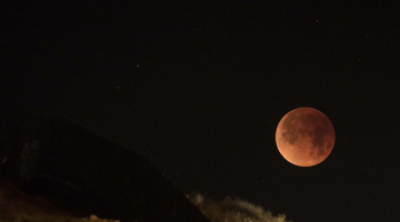 Mēness aptumsums šāgada sākumā. Foto: AFP/LETA
