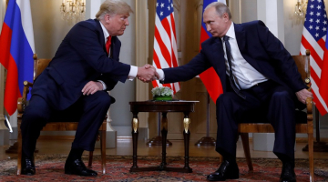 ASV prezidents Donalds Tramps (no kreisās) Helsinkos sarokojas ar Krievijas prezidentu Vladimiru Putinu. Foto: Reuters/LETA