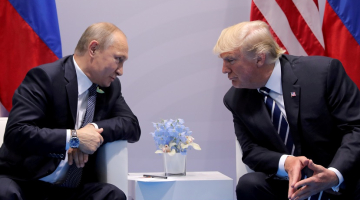 Krievijas prezidents Vladimirs Putins (no kreisās) un ASV prezidents Donalds Tramps tikšanās laikā Helsinkos. Foto: Reuters/LETA