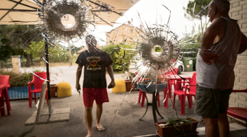 Ložu caurumi kroga H7 durvīs Mačeratā.
Foto — The New York Times