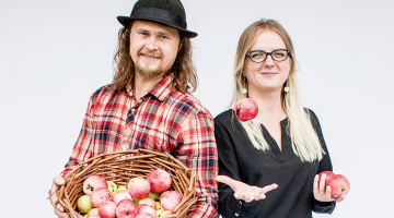 Māris Plūme un Dace Smiltniece-Plūme, SIA Jumpravas sidrs saimnieki.
Foto — Ieva Salmane