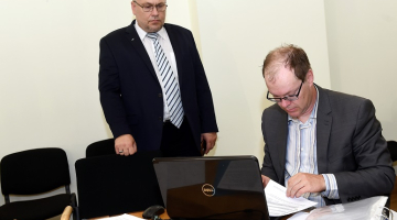 Centrālās vēlēšanu komisijas (CVK) priekšsēdētājs Arnis Cimdars (no kreisās) un CVK sekretārs Ritvars Eglājs pieņem no Jaunās konservatīvās partijas pārstāvjiem kandidātu sarakstus 13.Saeimas vēlēšanām. Foto: Ieva Leiniša, LETA