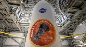 "Parker Solar Probe" emblēma uz NASA raķetes ASV gaisa spēku bāzē Floridā. Foto: AFP/LETA