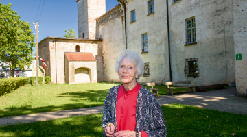 «Kur dabūju enerģiju? Smejos, daudz dzeru ūdeni un kustos. Arī tūristi uzlādē — ar viņiem nekad neesmu nogurusi. Mājās, jā, mugura sāp, bet ar tūristiem — kolosāli!» Dundadzniece Aina Pūliņa, visticamāk, vecākā gide Latvijā.
Foto — Gints Ivuškāns