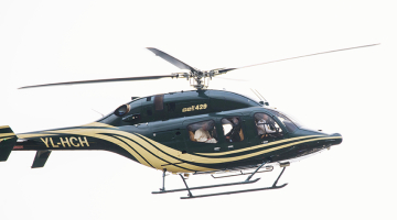 Plkst. 7.20 izlidojis no Viļņas ar airBaltic lidmašīnu un 8.20 ieradies Rīgā, 14.30 pāvests jau sēdās helikopterā, lai plkst. 16 nolaistos Aglonā.
Foto — Gints Ivuškāns