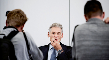 Tā kā Danske Bank nav spējusi pildīt savas saistības un pretoties naudas atmazgāšanai, no amata atkāpies bankas izpilddirektors Tomass Borgens. Dānijas lielākajā bankā no 2007. līdz 2015. gadam caur bankas Igaunijas filiāli varētu būt atmazgāti līdz pat 200 miljardiem eiro.
Foto — EPA/LETA